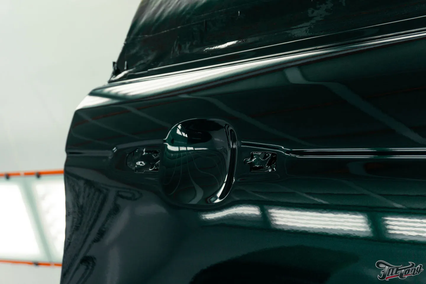Кузовной ремонт и частичная покраска Range Rover с подбором цвета для наших партнеров
